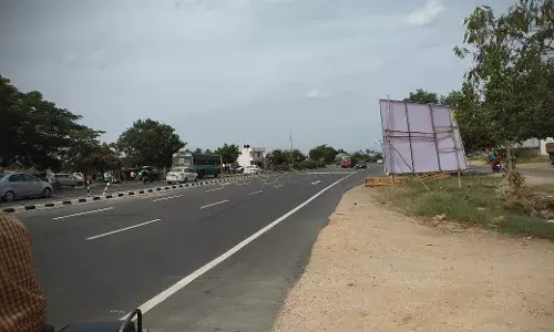 குமாரபாளையத்தில் விபத்துக்கு காரணமான   பிளெக்ஸ் பேனரை அகற்ற  கோரிக்கை