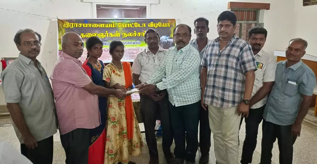 மறைந்த புகைப்படக் கலைஞரின் குடும்பத்துக்கு சங்கம் சார்பில் நிதியதவி மறைந்த புகைப்படக் கலைஞரின் குடும்பத்துக்கு சங்கம் சார்பில் நிதியதவி