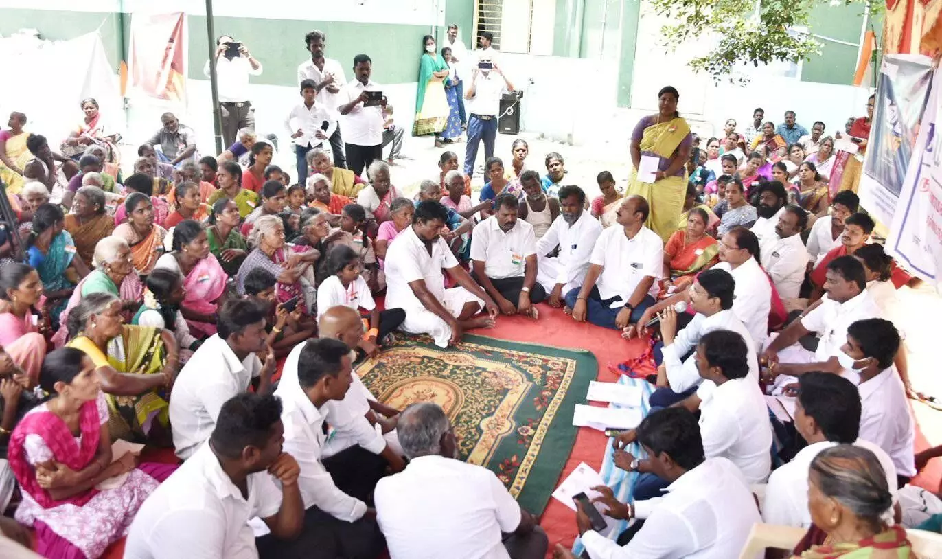 மாவட்டத்தில் அனைத்து வீடுகளுக்கும் குடிநீா் திட்டம் விரைந்து நிறைவேற்றம்: கலெக்டர் முருகேஷ் மாவட்டத்தில் அனைத்து வீடுகளுக்கும் குடிநீா் திட்டம் விரைந்து நிறைவேற்றம்: கலெக்டர் முருகேஷ்