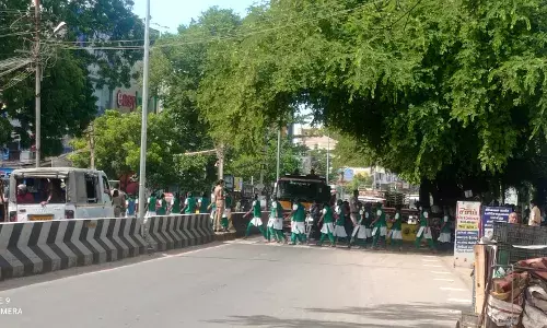 தேனி: நெரிசலில் சிக்கி தவிக்கும் மாணவிகளை பாதுகாக்க திணறும் போக்குவரத்து போலீசார் தேனி: நெரிசலில் சிக்கி தவிக்கும் மாணவிகளை பாதுகாக்க திணறும் போக்குவரத்து போலீசார்