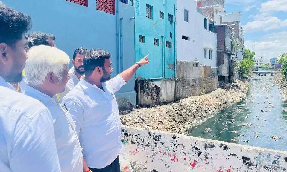 குமாரபாளையத்தில் பல வருடங்களுக்குப்பின் சீரமைக்கப்பட்ட கோம்பு பள்ளம் குமாரபாளையத்தில் பல வருடங்களுக்குப்பின் சீரமைக்கப்பட்ட கோம்பு பள்ளம்