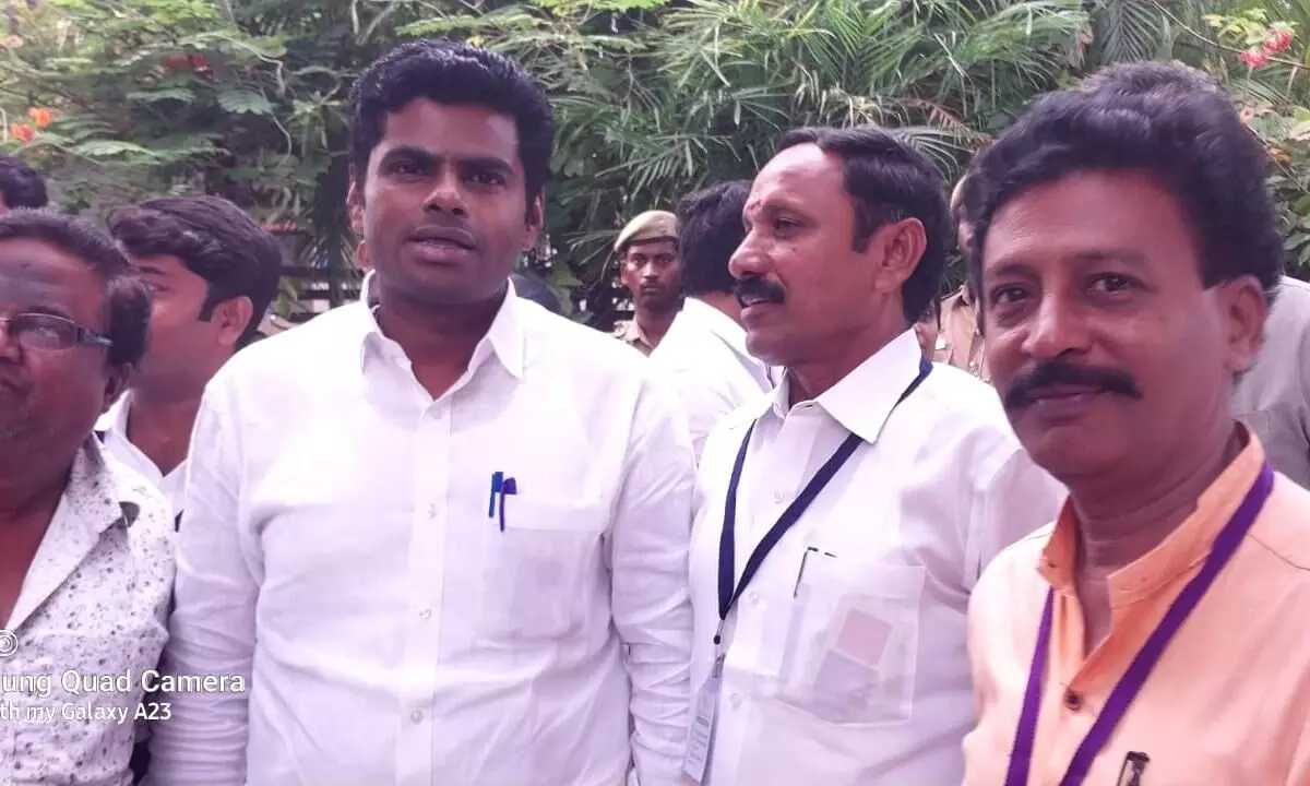 மாநில பாஜக தலைவருடன் நாமக்கல் அரசு தொடர்பு பிரிவு நிர்வாகி சந்திப்பு மாநில பாஜக தலைவருடன் நாமக்கல் அரசு தொடர்பு பிரிவு நிர்வாகி சந்திப்பு