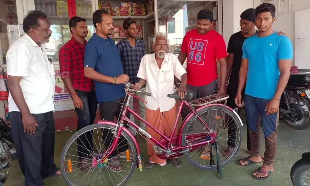 குமாரபாளையம் தொழிலாளிக்கு சைக்கிள் வழங்கிய பள்ளிபாளையம் சேர்மன் குமாரபாளையம் தொழிலாளிக்கு சைக்கிள் வழங்கிய பள்ளிபாளையம் சேர்மன்