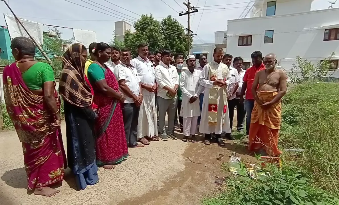 மொளச்சூரில் 3 மத முறைப்படி பூமி பூஜை செய்து புதிய சாலை பணி துவக்கம் மொளச்சூரில் 3 மத முறைப்படி பூமி பூஜை செய்து புதிய சாலை பணி துவக்கம்