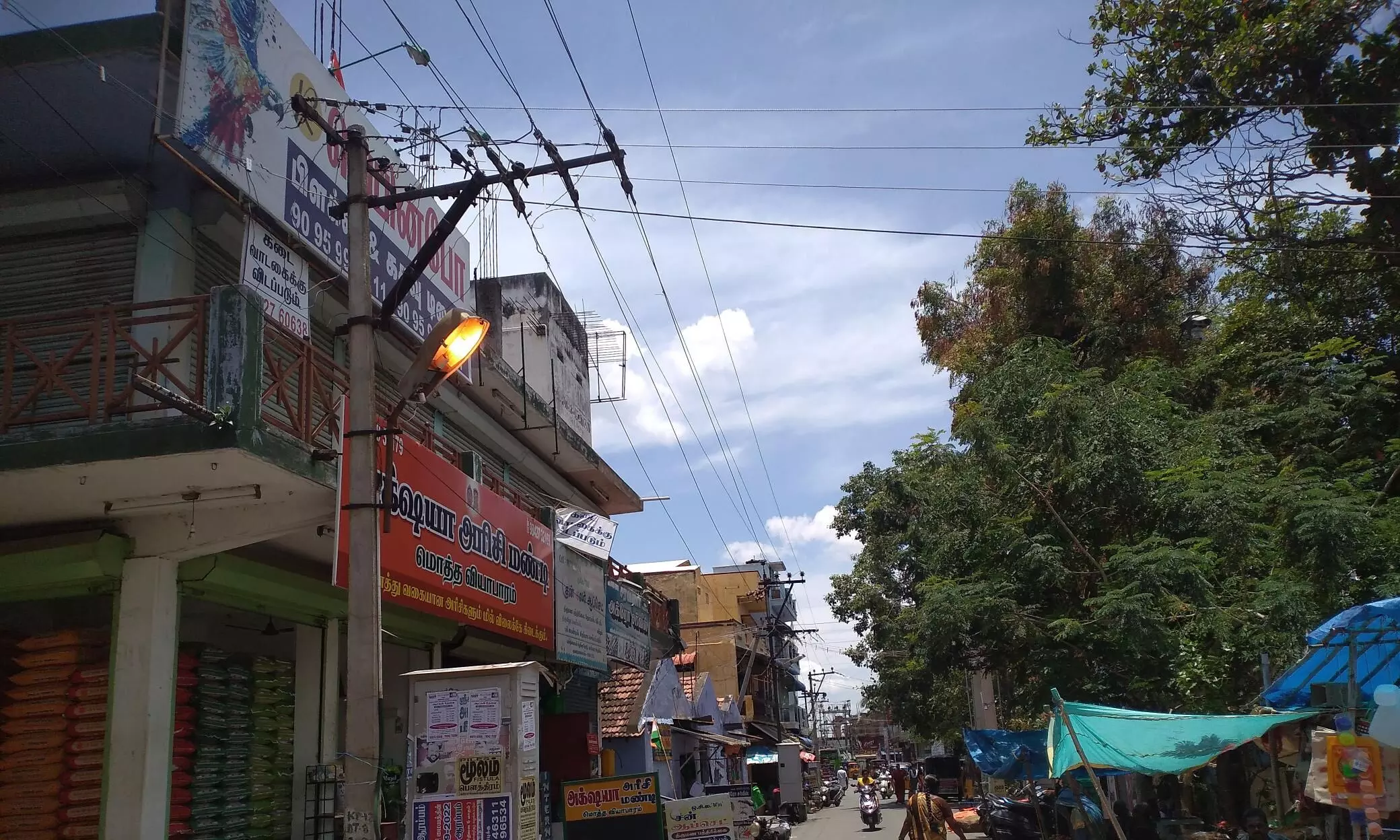 குமாரபாளையத்தில் பல நாட்களை கடந்து இரவு, பகலாக எரியும் சோடியம் மின்விளக்கு குமாரபாளையத்தில் பல நாட்களை கடந்து இரவு, பகலாக எரியும் சோடியம் மின்விளக்கு