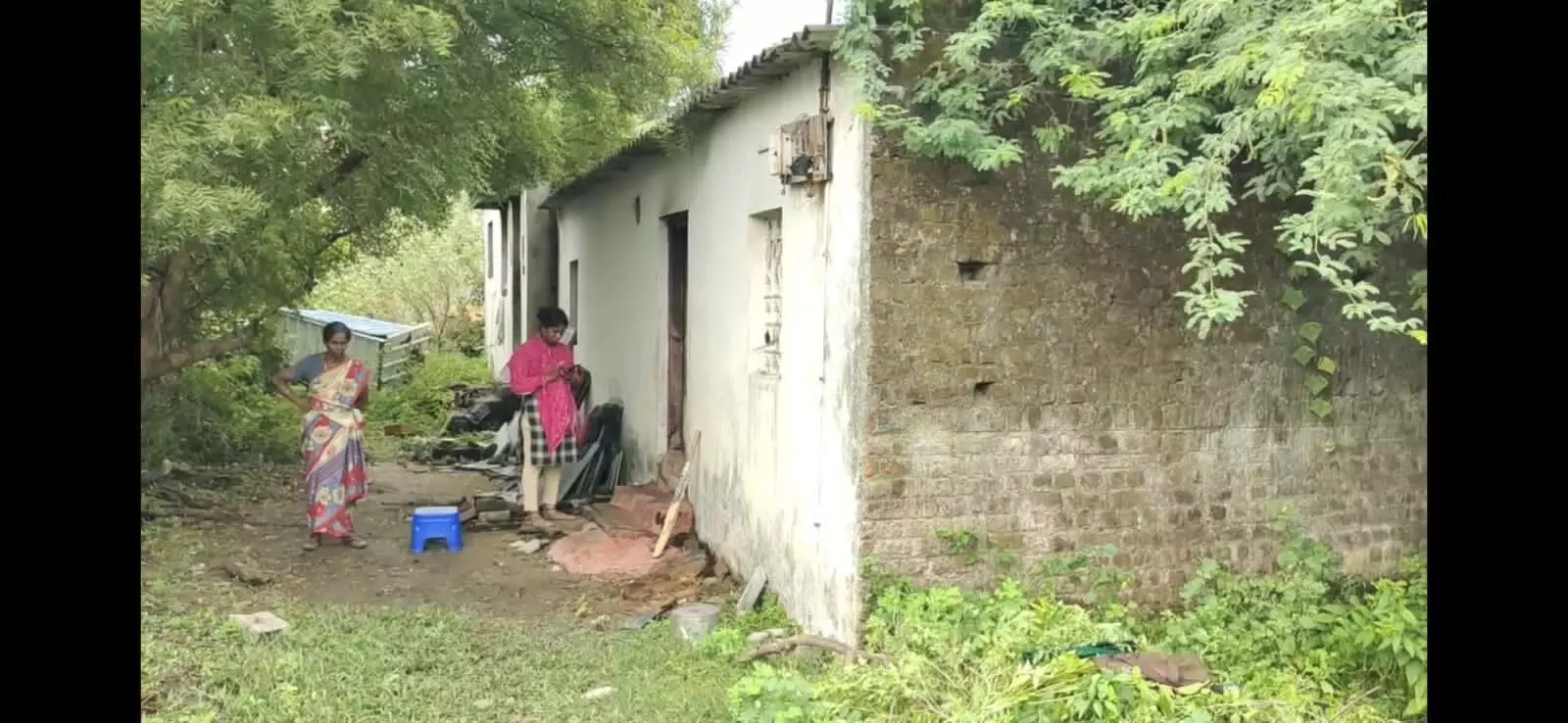 மாமியார் வீட்டை தீ வைத்து கொளுத்திய மருமகன் மீது நடவடிக்கை கோரி புகார் மாமியார் வீட்டை தீ வைத்து கொளுத்திய மருமகன் மீது நடவடிக்கை கோரி புகார்