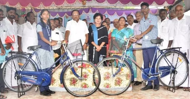 புதுக்கோட்டை மாவட்டத்தில் 3 ஒன்றியங்களில் 1,313 பேருக்கு சைக்கிள் வழங்கல் புதுக்கோட்டை மாவட்டத்தில் 3 ஒன்றியங்களில் 1,313 பேருக்கு சைக்கிள் வழங்கல்