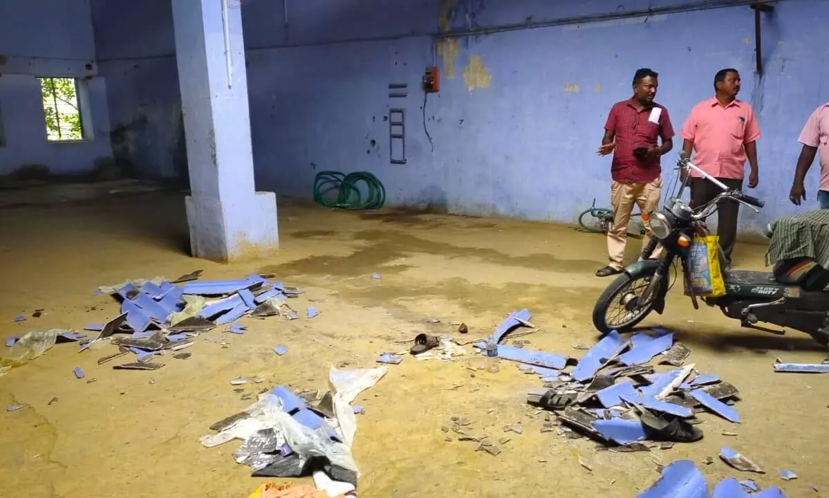குமாரபாளையத்தில் சிமெண்ட் அட்டை உடைந்து விழுந்து இருவர் படுகாயம் குமாரபாளையத்தில் சிமெண்ட் அட்டை உடைந்து விழுந்து இருவர் படுகாயம்