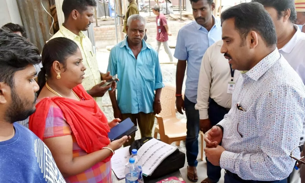 விருதுநகர் மாவட்டத்தில் 6 லட்சம் பேர் வாக்காளர் அட்டையுடன் ஆதார் எண் இணைப்பு விருதுநகர் மாவட்டத்தில் 6 லட்சம் பேர் வாக்காளர் அட்டையுடன் ஆதார் எண் இணைப்பு