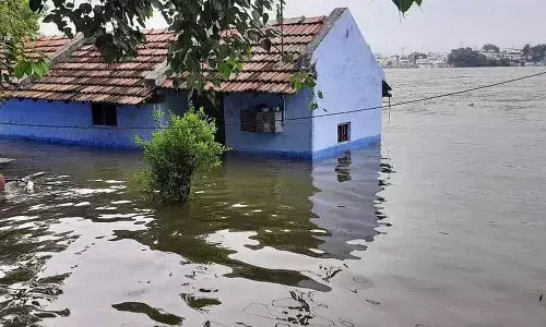 ஈரோட்டில் வெள்ளத்தால் பாதிக்கப்பட்ட 120 குடும்பத்தினர் முகாமில் தங்கவைப்பு