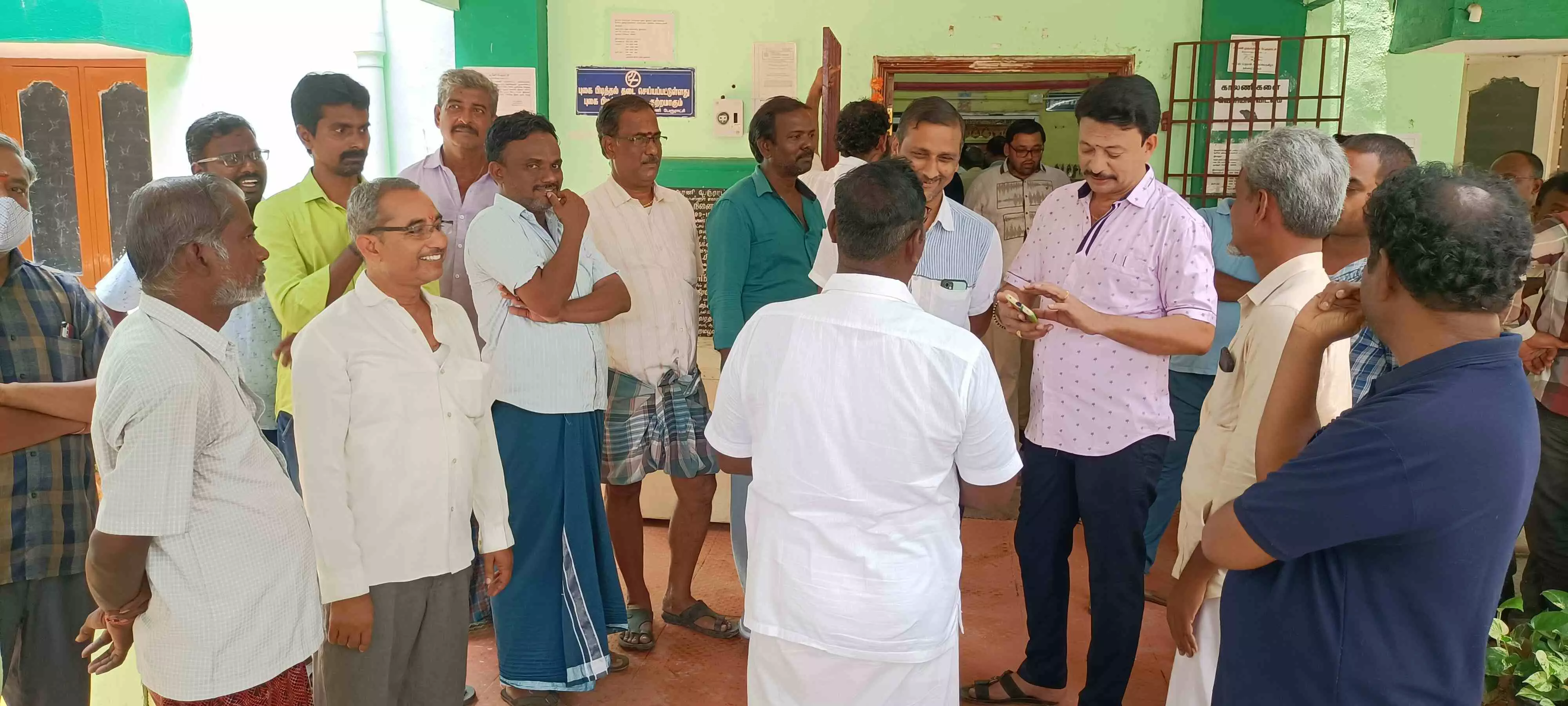ஆரணி பேரூராட்சி அலுவலகத்தை வியாபாரிகள் முற்றுகையிட்டு போராட்டம் ஆரணி பேரூராட்சி அலுவலகத்தை வியாபாரிகள் முற்றுகையிட்டு போராட்டம்