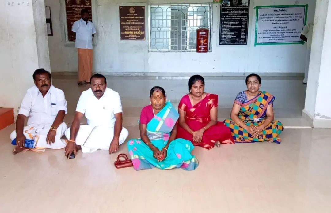 நரிக்குடி ஊராட்சி ஒன்றிய ஆணையாளரைக் கண்டித்து போராட்டம் நரிக்குடி ஊராட்சி ஒன்றிய ஆணையாளரைக் கண்டித்து போராட்டம்
