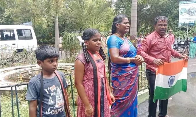 ஆட்சியர் அலுவலகத்தில் குடும்பத்துடன் தீக்குளிக்க முயன்றதால் பரப்பரப்பு ஆட்சியர் அலுவலகத்தில் குடும்பத்துடன் தீக்குளிக்க முயன்றதால் பரப்பரப்பு