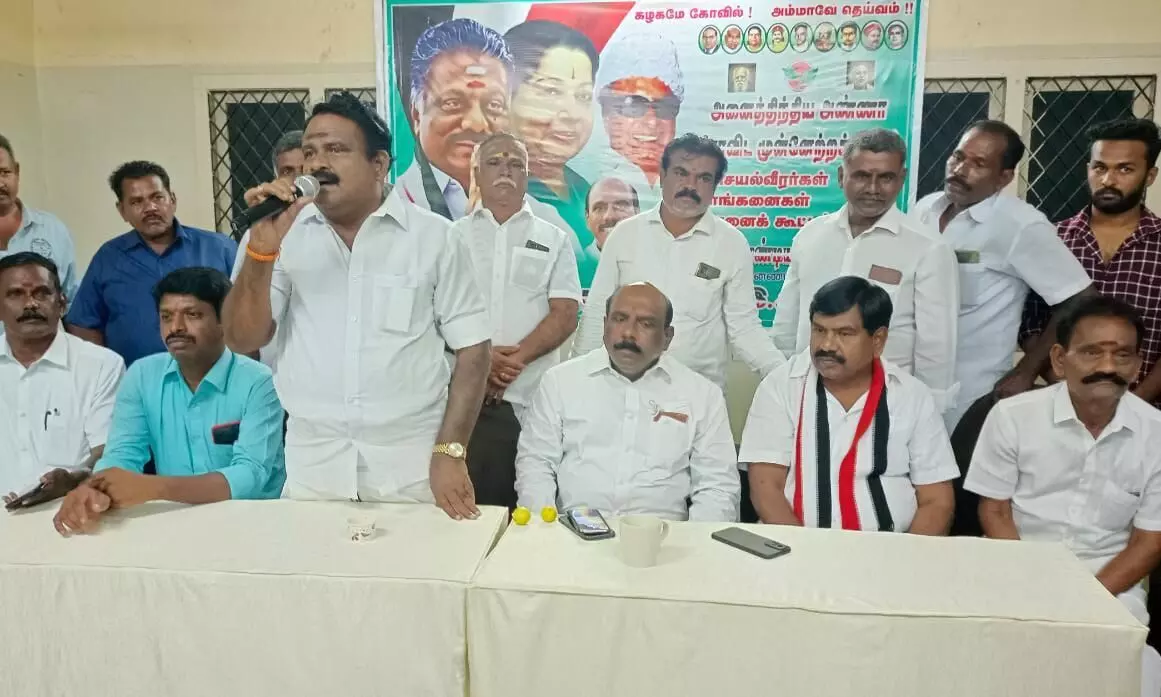 இராஜபாளையத்தில் ஓபிஎஸ் அணி நிர்வாகிகள் அணி நிர்வாகிகள் ஆலோசனைக் கூட்டம் இராஜபாளையத்தில் ஓபிஎஸ் அணி நிர்வாகிகள் அணி நிர்வாகிகள் ஆலோசனைக் கூட்டம்
