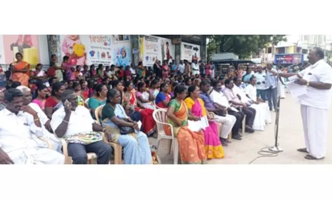 கோரிக்கைகளை நிறைவேற்றக்கோரி புதுக்கோட்டையில் சத்துணவு ஊழியர்கள் தர்ணா போராட்டம் கோரிக்கைகளை நிறைவேற்றக்கோரி புதுக்கோட்டையில் சத்துணவு ஊழியர்கள் தர்ணா போராட்டம்