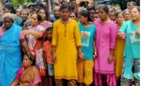 ஆக்கிரமிப்பு வீடுகளை அகற்ற எதிர்ப்பு தெரிவித்து பொதுமக்கள் போராட்டம்
