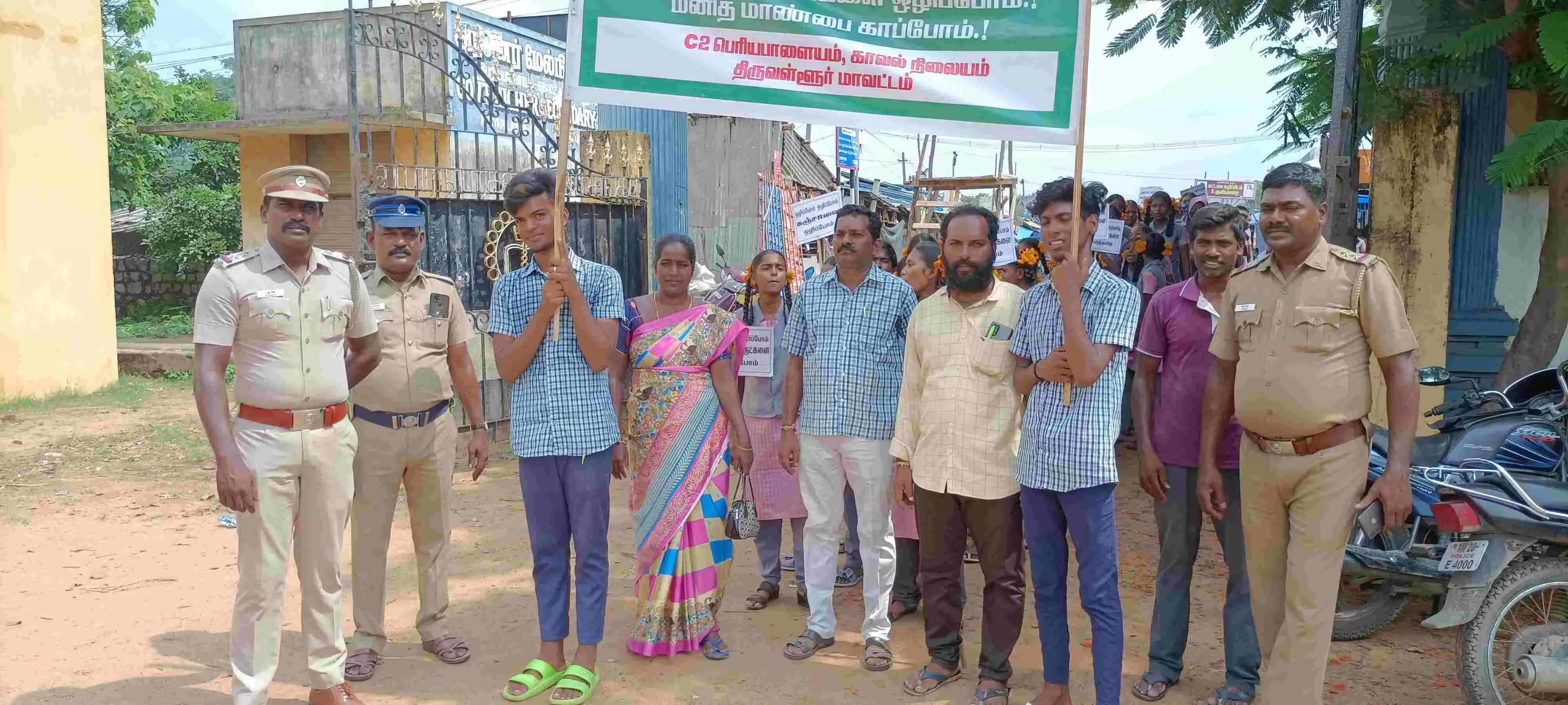 பெரியபாளையம் காவல்துறை சார்பில் போதை பொருள் ஒழிப்பு விழிப்புணர்வு பேரணி பெரியபாளையம் காவல்துறை சார்பில் போதை பொருள் ஒழிப்பு விழிப்புணர்வு பேரணி