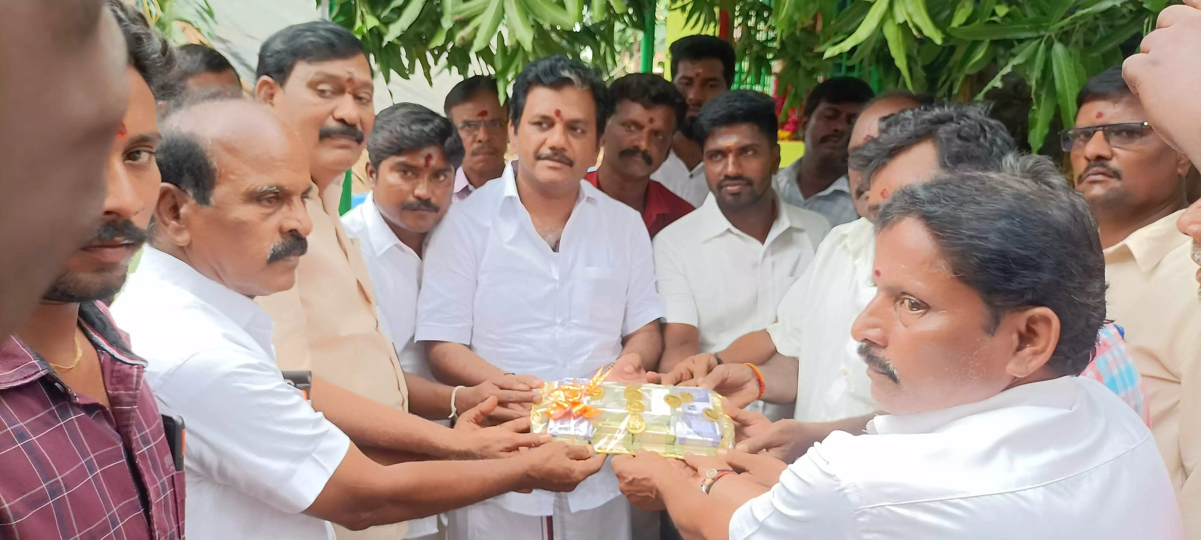 பன்னூர் விநாயகர் கோவிலுக்கு கோவிந்தராஜன் எம்.எல்.ஏ. ரூ.1லட்சம் நன்கொடை பன்னூர் விநாயகர் கோவிலுக்கு கோவிந்தராஜன் எம்.எல்.ஏ. ரூ.1லட்சம் நன்கொடை
