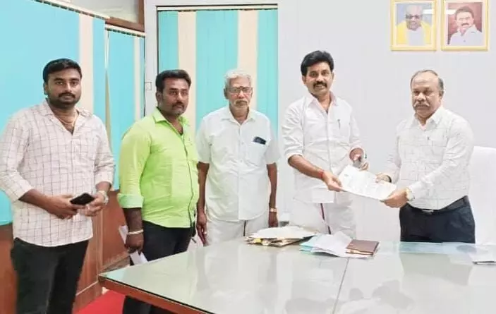 அரசு போக்குவரத்து கழக மேலாண்மை இயக்குநரிடம் பேரூராட்சி தலைவர் மனு அரசு போக்குவரத்து கழக மேலாண்மை இயக்குநரிடம் பேரூராட்சி தலைவர் மனு