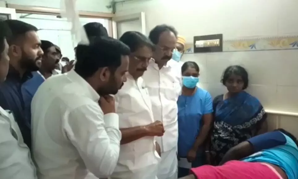 மின்சாரம் தாக்கி இறந்த மற்றும் காயமடைந்தவர் குடும்பத்தினருக்கு அமைச்சர்கள் ஆறுதல் மின்சாரம் தாக்கி இறந்த மற்றும் காயமடைந்தவர் குடும்பத்தினருக்கு அமைச்சர்கள் ஆறுதல்