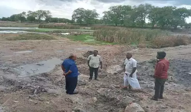 காரியாபட்டி அருகே ஊரணி தூர்வாரும் பணி: அதிகாரிகள் நேரில் ஆய்வு காரியாபட்டி அருகே ஊரணி தூர்வாரும் பணி: அதிகாரிகள் நேரில் ஆய்வு