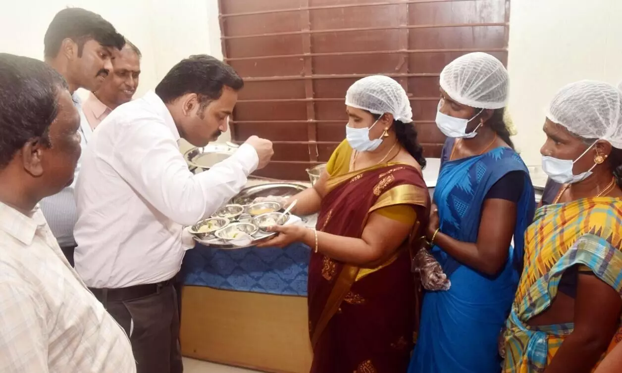 விருதுநகரில் காலை சிற்றுண்டி வழங்கும் திட்டப்பயிற்சி: ஆட்சியர் ஆய்வு விருதுநகரில் காலை சிற்றுண்டி வழங்கும் திட்டப்பயிற்சி: ஆட்சியர் ஆய்வு