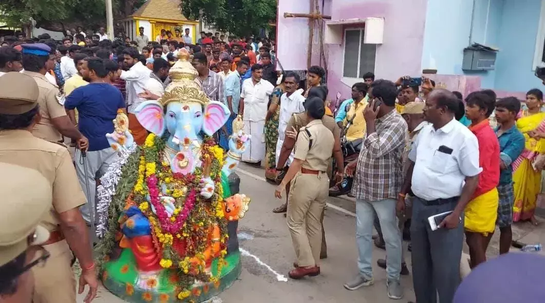 கம்பத்தில் விநாயகர் சிலைகளை போலீசார் அகற்றியதால் பரபரப்பு கம்பத்தில் விநாயகர் சிலைகளை போலீசார் அகற்றியதால் பரபரப்பு