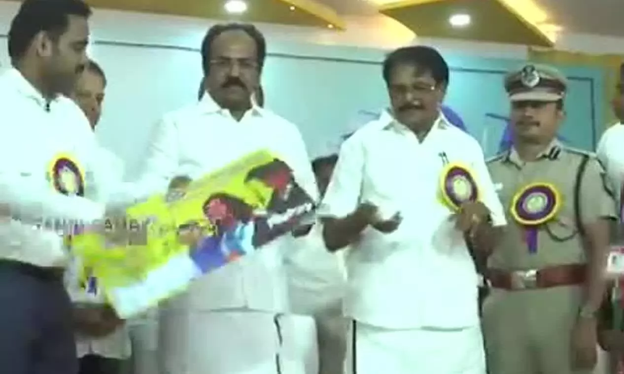 புதுமைப் பெண் திட்டம்: மாணவிகளுக்கு நலத்திட்ட உதவி வழங்கிய அமைச்சர்கள் புதுமைப் பெண் திட்டம்: மாணவிகளுக்கு நலத்திட்ட உதவி வழங்கிய அமைச்சர்கள்