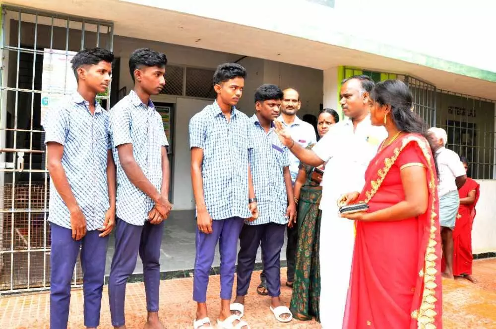 அரசுப்பள்ளி மாணவர்களுக்கு இலவச முடிதிருத்தம்: பெற்றோர் ஆசிரியர் கழக தலைவர் ஏற்பாடு அரசுப்பள்ளி மாணவர்களுக்கு இலவச முடிதிருத்தம்: பெற்றோர் ஆசிரியர் கழக தலைவர் ஏற்பாடு
