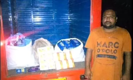 பெரியபாளையம் அருகே ரூ.1 லட்சம் மதிப்பு குட்கா பொருட்கள் கடத்தல்: இருவர் கைது பெரியபாளையம் அருகே ரூ.1 லட்சம் மதிப்பு குட்கா பொருட்கள் கடத்தல்: இருவர் கைது
