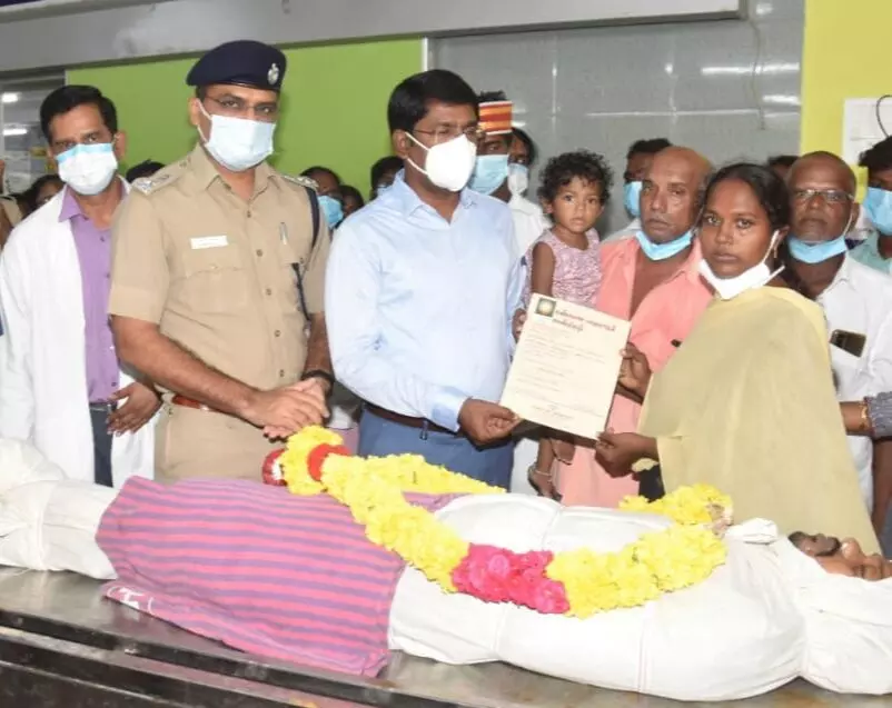 மூளைச் சாவு அடைந்து உடல் உறுப்பு தானம் செய்தவருக்கு ஆட்சியர் அஞ்சலி மூளைச் சாவு அடைந்து உடல் உறுப்பு தானம் செய்தவருக்கு ஆட்சியர் அஞ்சலி