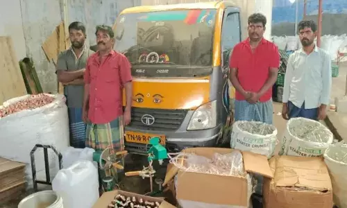 ஈரோடு சூளை பகுதியில் போலி மதுபான ஆலை கண்டுபிடிப்பு: 4 பேர் கைது ஈரோடு சூளை பகுதியில் போலி மதுபான ஆலை கண்டுபிடிப்பு: 4 பேர் கைது