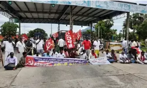 திருவண்ணாமலை அருகே சுங்கச்சாவடியை அகற்றக்சோரி ஆர்ப்பாட்டம் திருவண்ணாமலை அருகே சுங்கச்சாவடியை அகற்றக்சோரி ஆர்ப்பாட்டம்