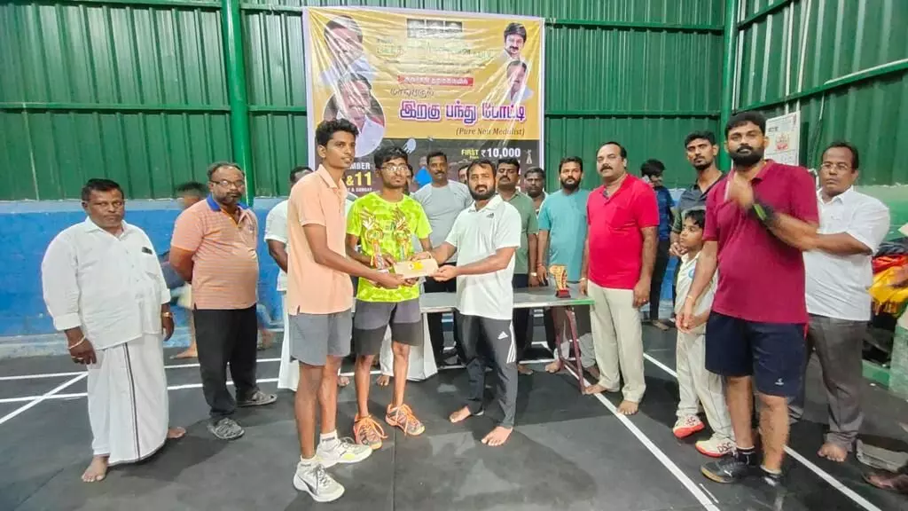 குமாரபாளையம் இறகு பந்து போட்டியில் வெற்றி பெற்றவர்களுக்கு பரிசு குமாரபாளையம் இறகு பந்து போட்டியில் வெற்றி பெற்றவர்களுக்கு பரிசு