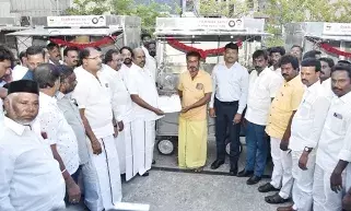 திருவண்ணாமலையில் வியாபாரிகளுக்கு தள்ளுவண்டிகள் வழங்கும் நிகழ்ச்சி திருவண்ணாமலையில் வியாபாரிகளுக்கு தள்ளுவண்டிகள் வழங்கும் நிகழ்ச்சி