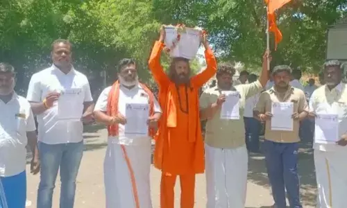 தேனி கலெக்டர் அலுவலகத்திற்கு கூடையில் மனுக்களை சுமந்து வந்த  சிவசேனா தேனி கலெக்டர் அலுவலகத்திற்கு கூடையில் மனுக்களை சுமந்து வந்த  சிவசேனா