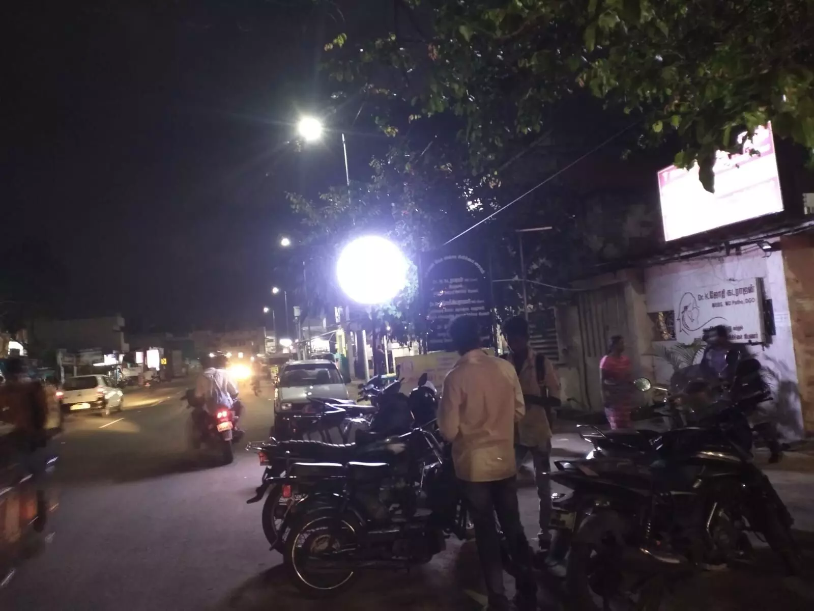 சாலையில் அமைக்கப்பட்டுள்ள ஒளிரும் விளக்கால் விபத்து ஏற்படும் அபாயம் சாலையில் அமைக்கப்பட்டுள்ள ஒளிரும் விளக்கால் விபத்து ஏற்படும் அபாயம்