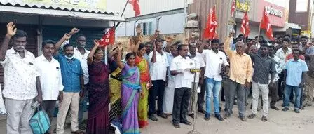 சட்டத்திருத்த மசோதாவை திரும்பப் பெற வலியுறுத்தி மின் ஊழியர்கள் ஆர்ப்பாட்டம் சட்டத்திருத்த மசோதாவை திரும்பப் பெற வலியுறுத்தி மின் ஊழியர்கள் ஆர்ப்பாட்டம்