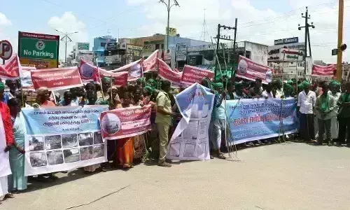 ஏரிவாய்க்கால் சீரமைக்க விவசாயிகள் ஆர்ப்பாட்டம் ஏரிவாய்க்கால் சீரமைக்க விவசாயிகள் ஆர்ப்பாட்டம்