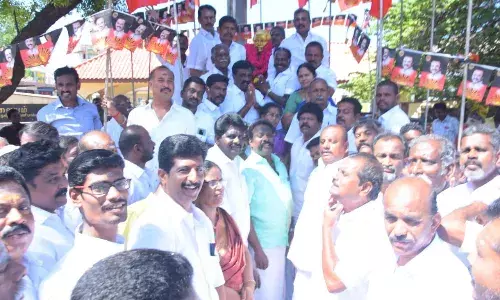 வாடிப்பட்டியில்  அண்ணா சிலைக்கு எம்.எல்.ஏ. மாலை அணிவிப்பு