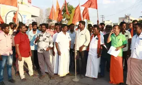 விழுப்புரத்தில் திமுக ஆ.ராசாவுக்கு எதிராக இந்து முன்னணியினர் ஆர்ப்பாட்டம் விழுப்புரத்தில் திமுக ஆ.ராசாவுக்கு எதிராக இந்து முன்னணியினர் ஆர்ப்பாட்டம்