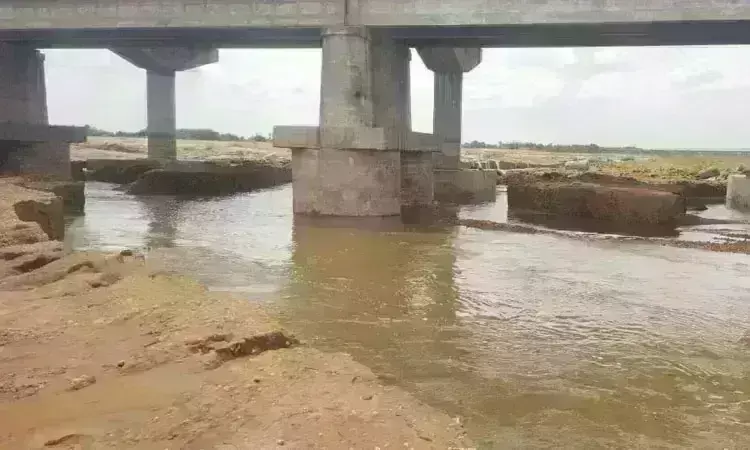 விழுப்புரம் அருகே தென்பெண்ணை ஆற்று பாலத்தின் அடிப்பகுதியில் மண்ணரிப்பு விழுப்புரம் அருகே தென்பெண்ணை ஆற்று பாலத்தின் அடிப்பகுதியில் மண்ணரிப்பு