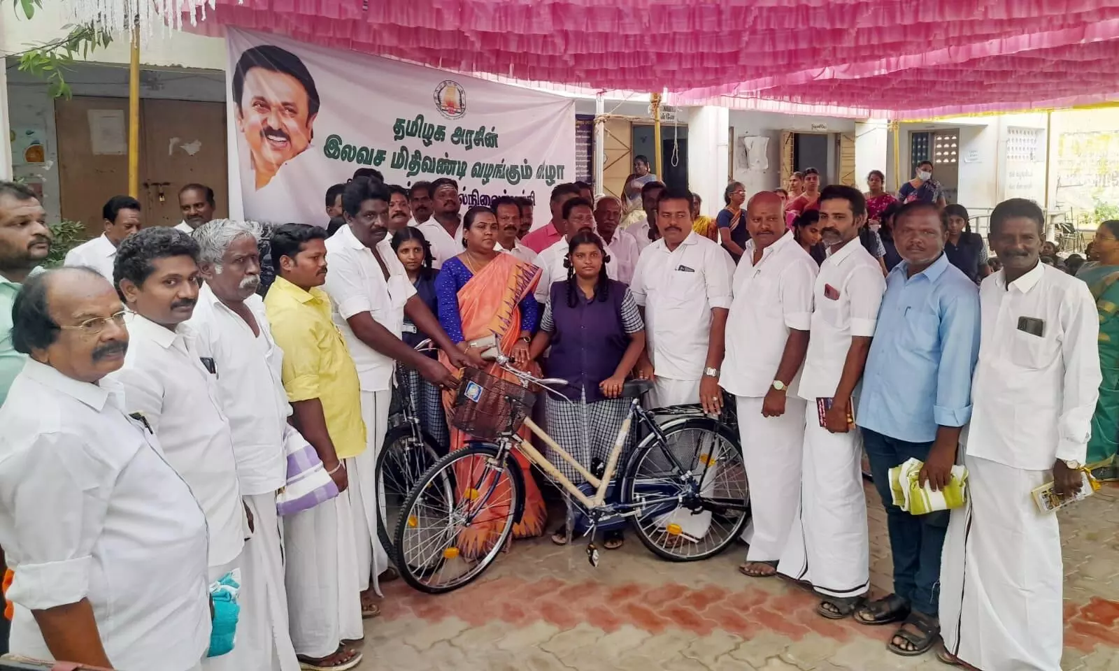 சோழவந்தான் அரசுப் பள்ளியில் இலவச மிதிவண்டிகள் வழங்கும் விழா சோழவந்தான் அரசுப் பள்ளியில் இலவச மிதிவண்டிகள் வழங்கும் விழா