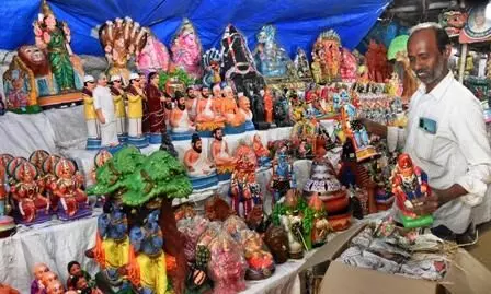 புதுக்கோட்டையில் நவராத்திரி விழாவையொட்டி கொலு பொம்மைகள் விற்பனை தொடங்கியது புதுக்கோட்டையில் நவராத்திரி விழாவையொட்டி கொலு பொம்மைகள் விற்பனை தொடங்கியது