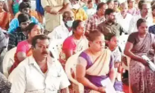 பெரியபாளையம் அருகே தீபாவளி  சீட்டு  நடத்தி மோசடி: நடவடிக்கைகோரி  போராட்டம்