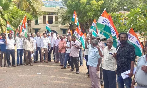 பொன்மலை ரயில்வே பணிமனை முன் எஸ்.ஆர்.இ.எஸ். தொழிற்சங்கம் ஆர்ப்பாட்டம்