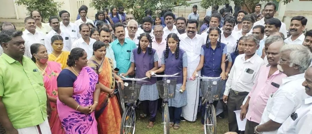 பள்ளி மாணவர்களுக்கு சைக்கிள் வழங்கினார் எம்.எல்.ஏ. கிருஷ்ணசாமி பள்ளி மாணவர்களுக்கு சைக்கிள் வழங்கினார் எம்.எல்.ஏ. கிருஷ்ணசாமி