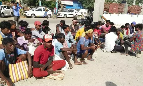 தூத்துக்குடியில் வட மாநில தொழிலாளர்கள் திடீர் வேலை புறக்கணிப்பு போராட்டம் தூத்துக்குடியில் வட மாநில தொழிலாளர்கள் திடீர் வேலை புறக்கணிப்பு போராட்டம்