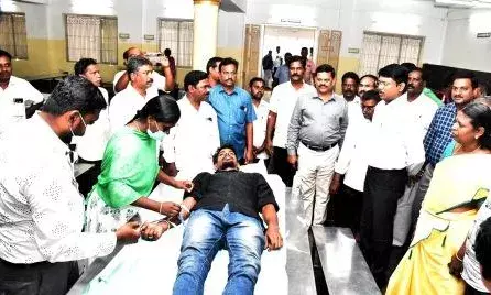 திருவண்ணாமலையில் ஊரக வளர்ச்சி துறை அலுவலர் சங்கத்தினர் ரத்த தான முகாம் திருவண்ணாமலையில் ஊரக வளர்ச்சி துறை அலுவலர் சங்கத்தினர் ரத்த தான முகாம்