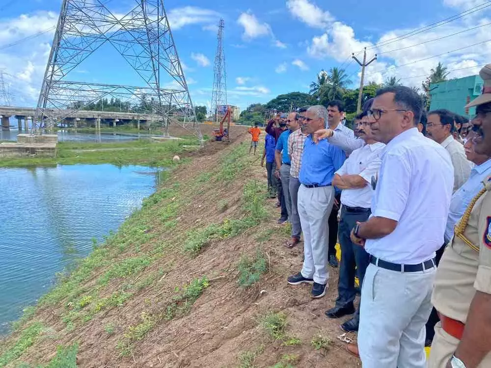 கொசஸ்தலை ஆற்றின் கரையோர பணிகளை ஆய்வு செய்தார் தலைமை செயலாளர் கொசஸ்தலை ஆற்றின் கரையோர பணிகளை ஆய்வு செய்தார் தலைமை செயலாளர்